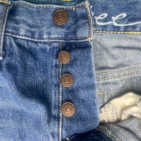 We The Free Mid Rise 3” Cut Off Medium Wash Denim Short Size 28‎ - Picture 6 of 6